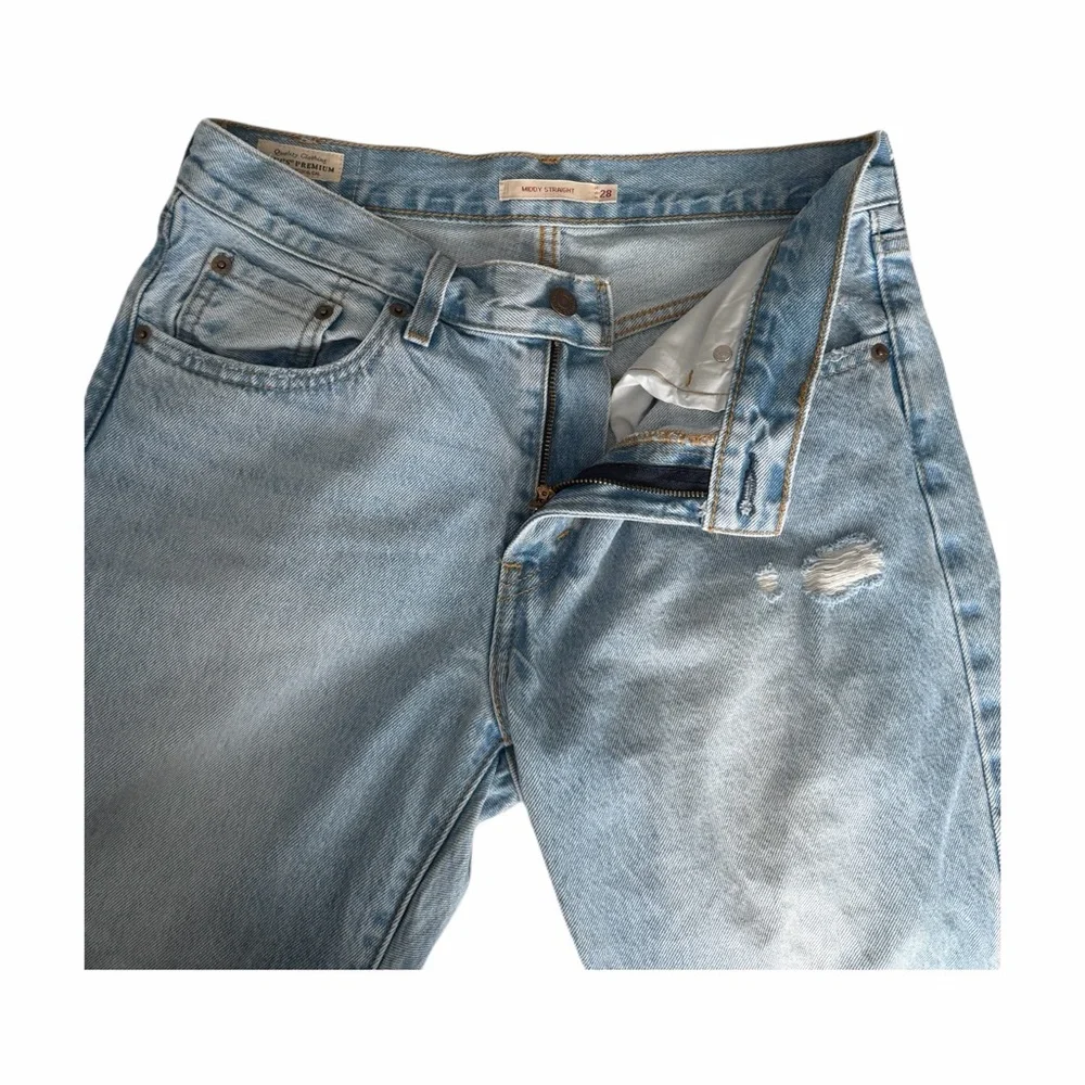 Levi's Light Blue Relaxed Women Jeans 28x27 ripped light wash straight leg pants - Picture 3 of 15